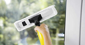 Мойка стекла в окне после строительства